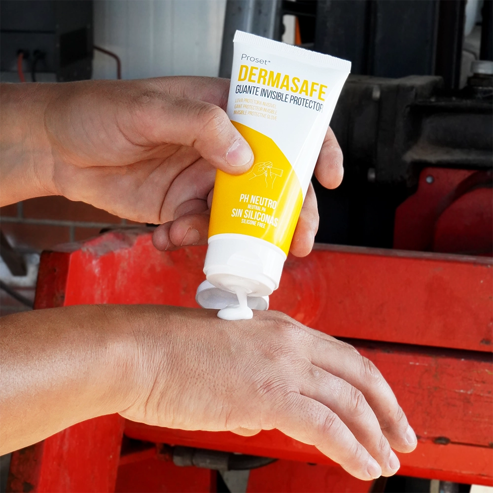 Aplicación de proset dermasafe sobre mano para protección contra la dermatitias atópica en la industria