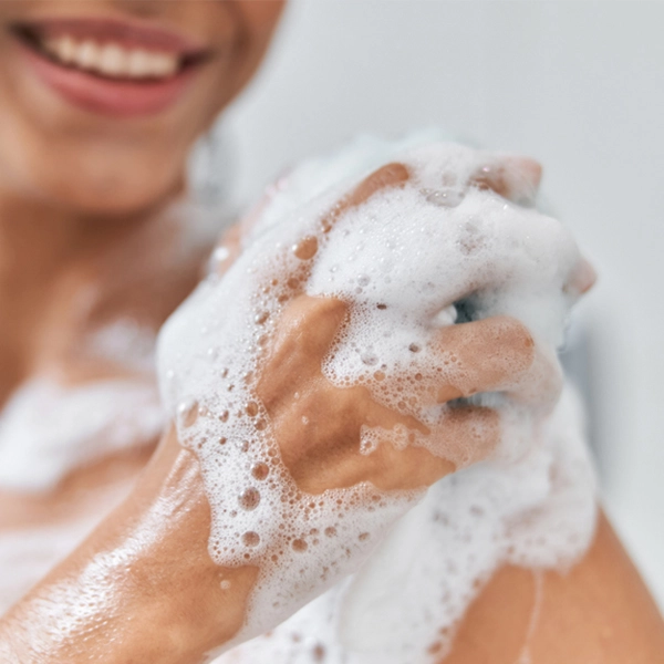 Aplicación del gel de ducha y baño del producto Sanit Ecobody