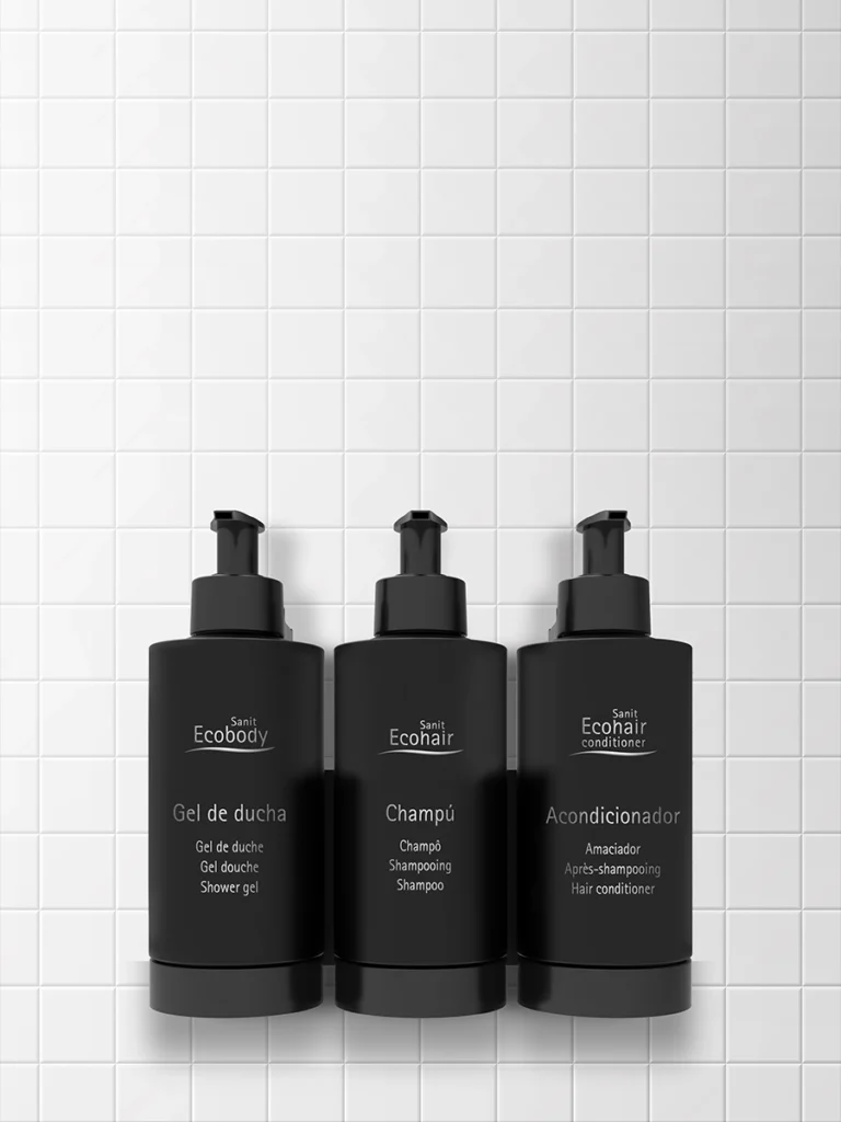 Imagen de conjunto Línea Black Amenities en pared alicatada del baño.