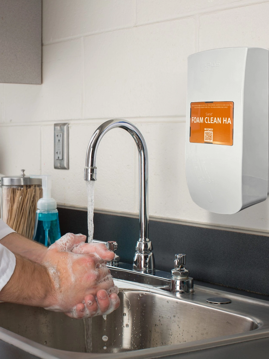 Imagen de refuerzo donde se ve a un cocinero lavarse las manos con el producto FOAM CLEAN HA y el dispensador PGS 1000.