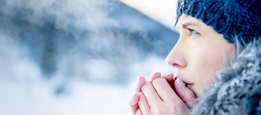 Mujer nórdica con frio para entrada blog.