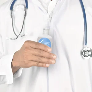 Imagen de personal sanitario con envase petaca de 100 ml del producto Sanit LOCIÓN VIRUGEL.