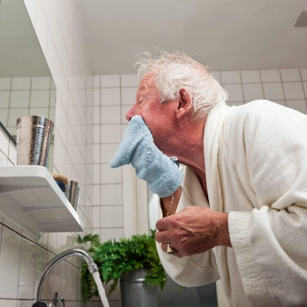 Imagen de apoyo para PROPHARM BODY con persona mayor hidratando la piel.