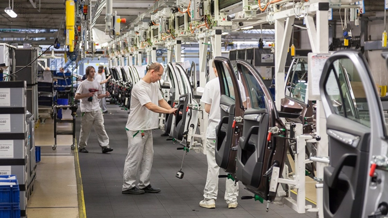 Trabajadores en la industria de la automoción para